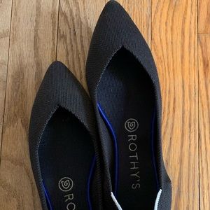 Black rothys point with white halo